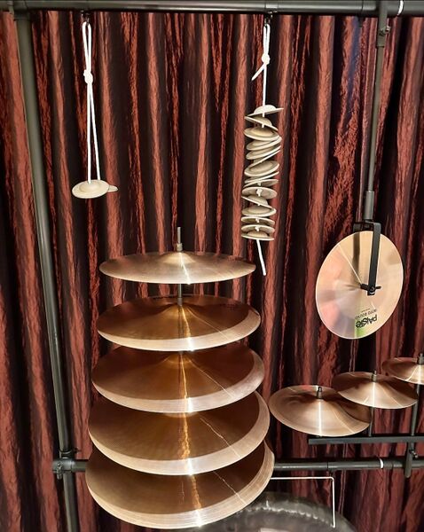 File:Paiste Percussion Set 2.jpg