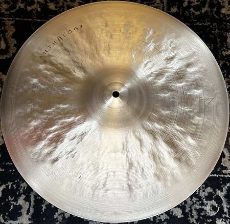 Sabian HHX Anthology 18" Low Bell 1.jpg