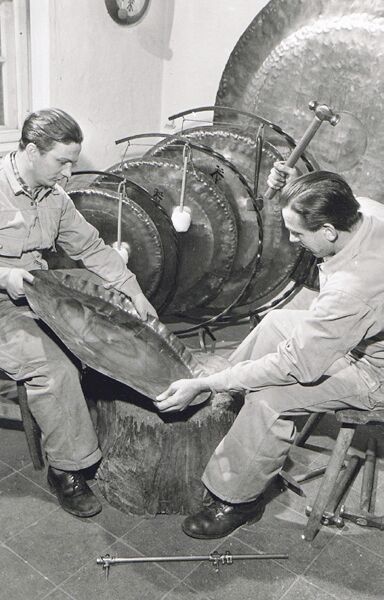 File:50's gong making.jpg