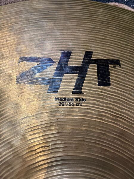 Zildjian ZHT 20 Medium Ride 2.jpg
