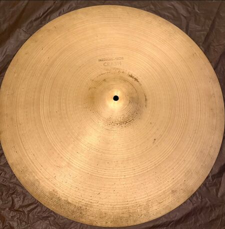 A Zildjian 22" Medium Thin Crash 1.jpg